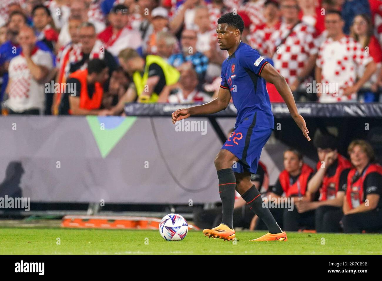 Rotterdam, pays-Bas. 14th juin 2023. ROTTERDAM, PAYS-BAS - JUIN 14: Denzel Dumfries des pays-Bas court avec le ballon pendant le match semi-fin de la Ligue des Nations de l'UEFA 2022/23 entre les pays-Bas et la Croatie au de Kuip on 14 juin 2023 à Rotterdam, pays-Bas (photo de Joris Verwijst/BSR Agency) crédit: BSR Agency/Alay Live News Banque D'Images
