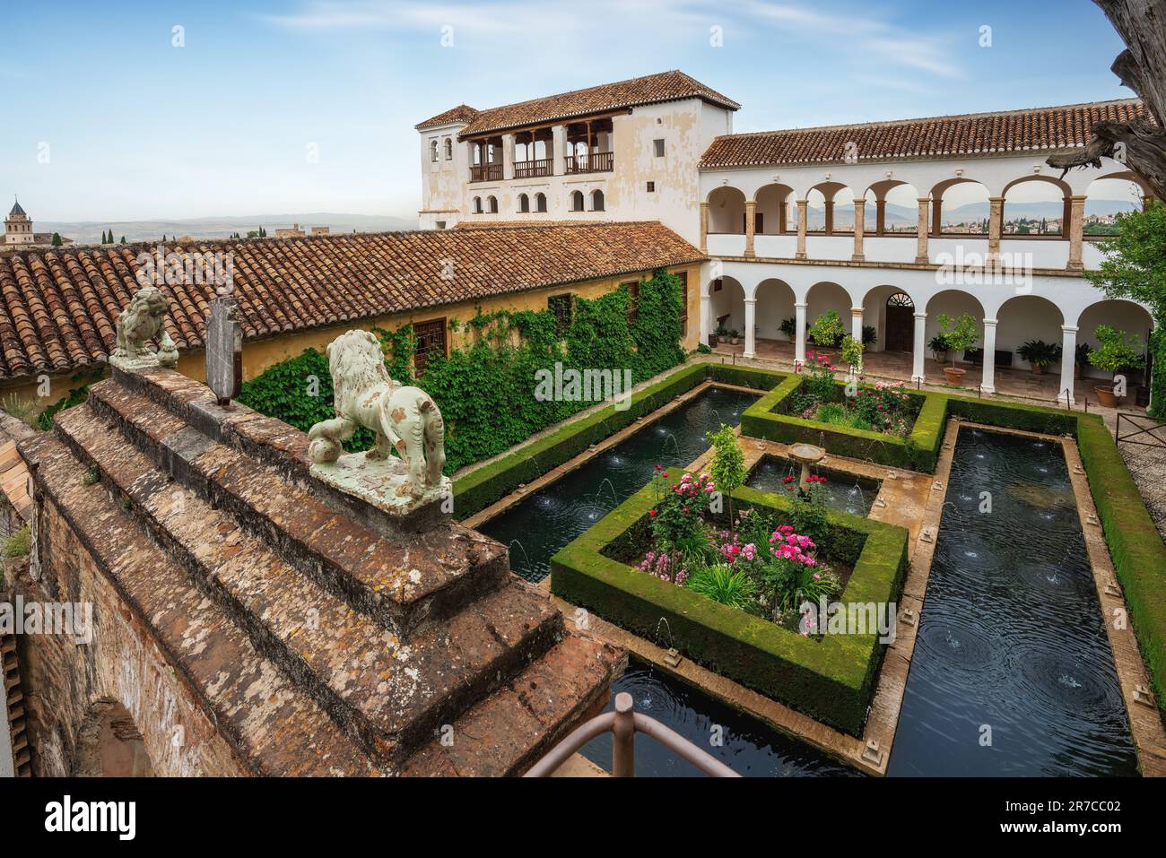 Vue sur la cour de la Sultana (patio de la Sultana) et le palais du Generalife aux jardins du Generalife de l'Alhambra - Grenade, Andalousie, Espagne Banque D'Images