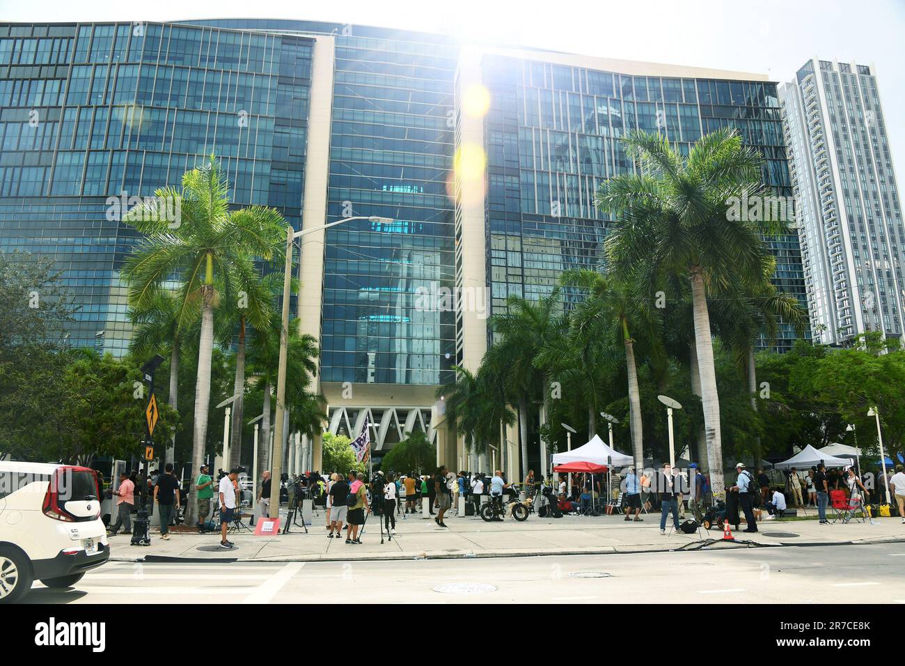 Miami, Floride, États-Unis. 13th juin 2023. Un point de vue général à l’extérieur du palais de justice pour Trump. Lors de la comparution devant le tribunal de Donald Trump Arraignment, des manifestations sont organisées, au Palais de justice fédéral, à Miami, en Floride, à 13 juin 2023. Crédit : Desiree Navarro/Everett Collection/Alay Live News Banque D'Images