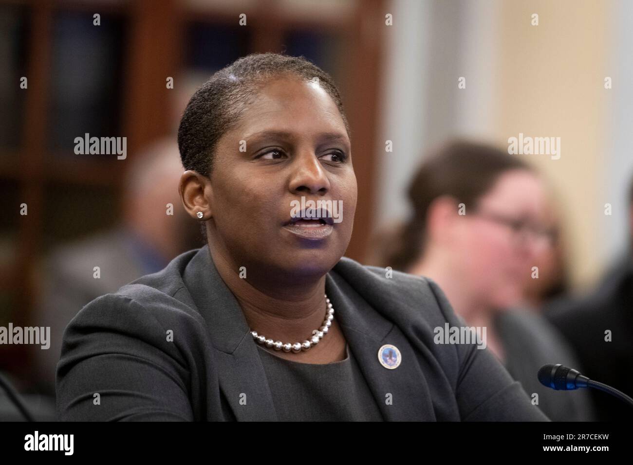 Washington, Vereinigte Staaten. 14th juin 2023. Erica Scavella, MD, FACP, FACHE, sous-secrétaire adjointe à la santé pour les services cliniques, Administration de la santé des anciens combattants, ministère des Affaires des anciens combattants, comparaît devant une audience du Comité sénatorial des affaires Veteranâs pour examiner l'amélioration des soins aux anciens combattants en Amérique rurale et au-delà, Dans l'édifice Russell du Sénat à Washington, DC, mercredi, 14 juin 2023. Credit: Rod Lamkey/CNP/dpa/Alay Live News Banque D'Images