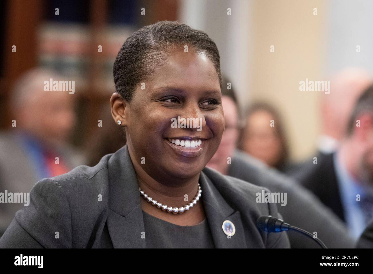 Washington, Vereinigte Staaten. 14th juin 2023. Erica Scavella, MD, FACP, FACHE, sous-secrétaire adjointe à la santé pour les services cliniques, Administration de la santé des anciens combattants, ministère des Affaires des anciens combattants, comparaît devant une audience du Comité sénatorial des affaires Veteranâs pour examiner l'amélioration des soins aux anciens combattants en Amérique rurale et au-delà, Dans l'édifice Russell du Sénat à Washington, DC, mercredi, 14 juin 2023. Credit: Rod Lamkey/CNP/dpa/Alay Live News Banque D'Images