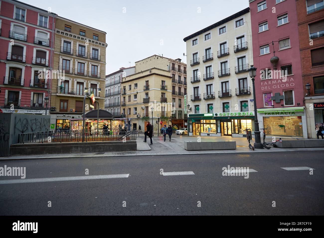 MADRID, ESPAGNE - VERS JANVIER 2020 : vue de madrid au niveau de la rue. Banque D'Images