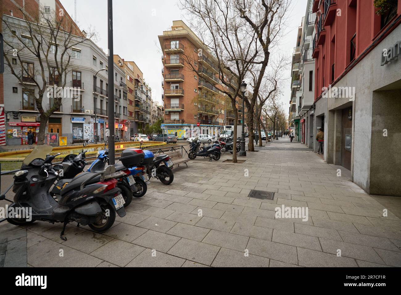 MADRID, ESPAGNE - VERS JANVIER 2020 : vue de madrid au niveau de la rue. Banque D'Images