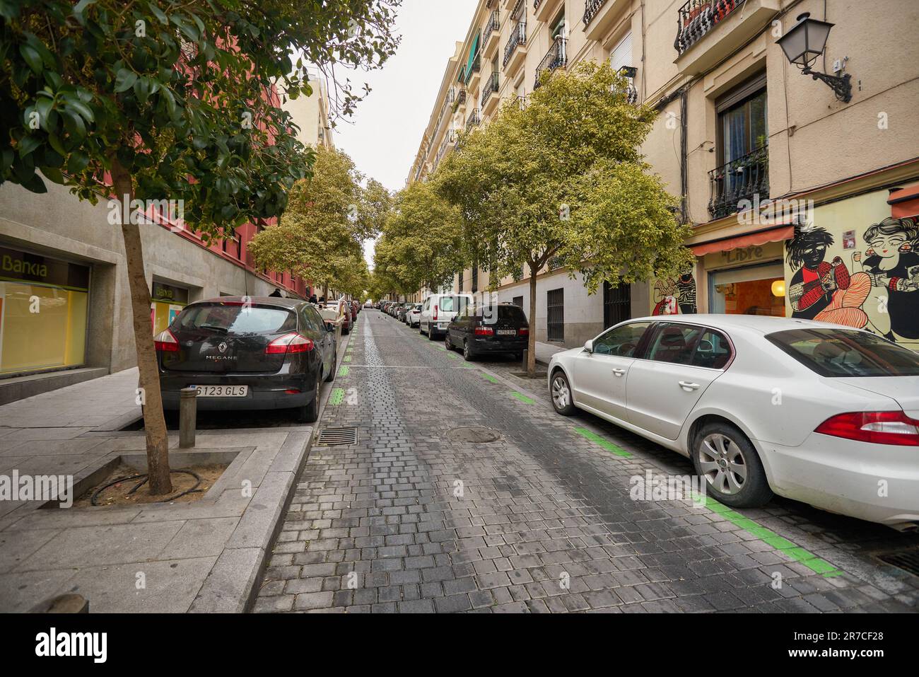 MADRID, ESPAGNE - VERS JANVIER 2020 : vue de madrid au niveau de la rue. Banque D'Images