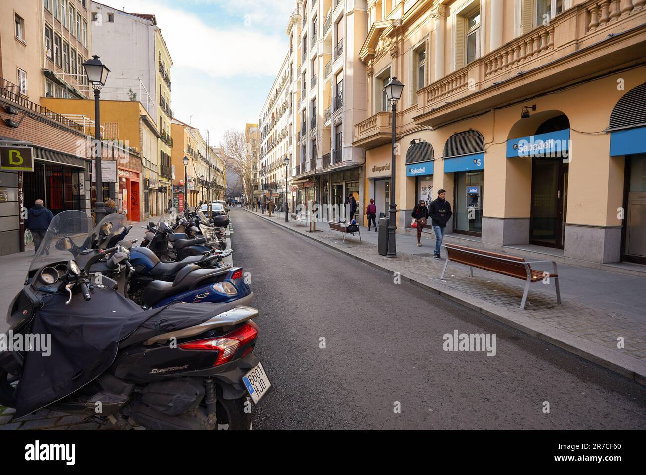 MADRID, ESPAGNE - VERS JANVIER 2020 : vue de madrid au niveau de la rue. Banque D'Images