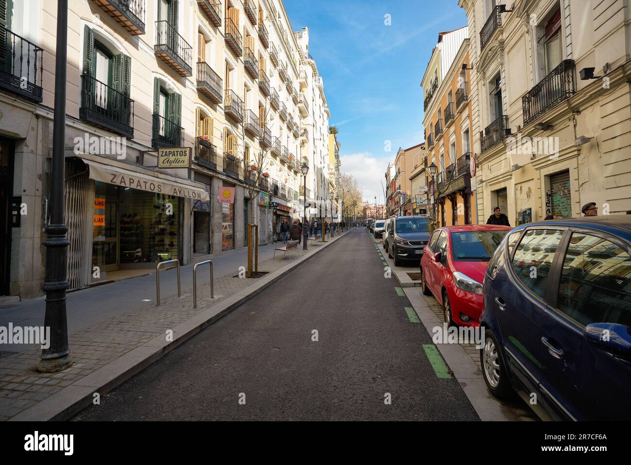 MADRID, ESPAGNE - VERS JANVIER 2020 : vue de madrid au niveau de la rue. Banque D'Images