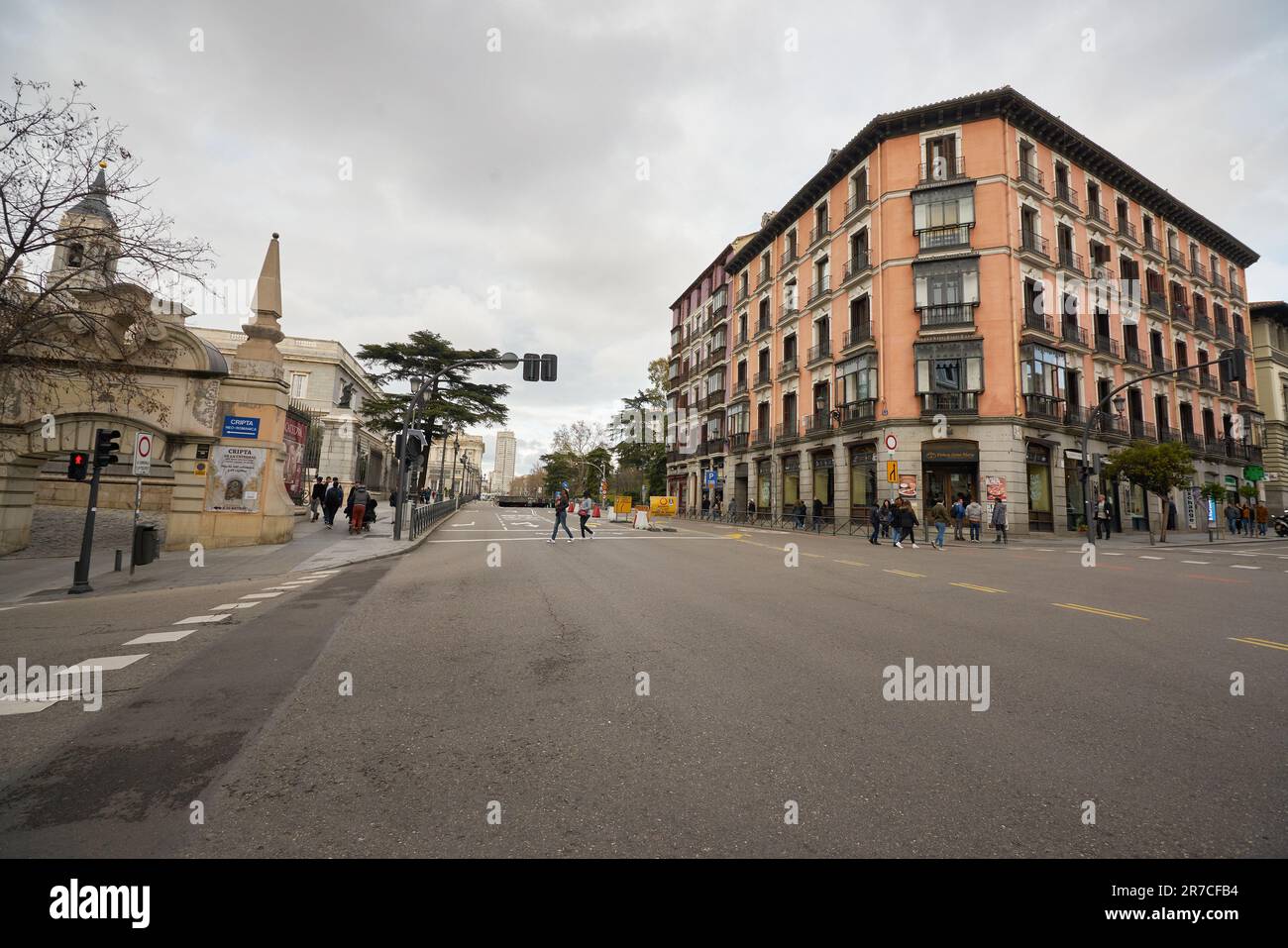 MADRID, ESPAGNE - VERS JANVIER 2020 : vue de madrid au niveau de la rue. Banque D'Images