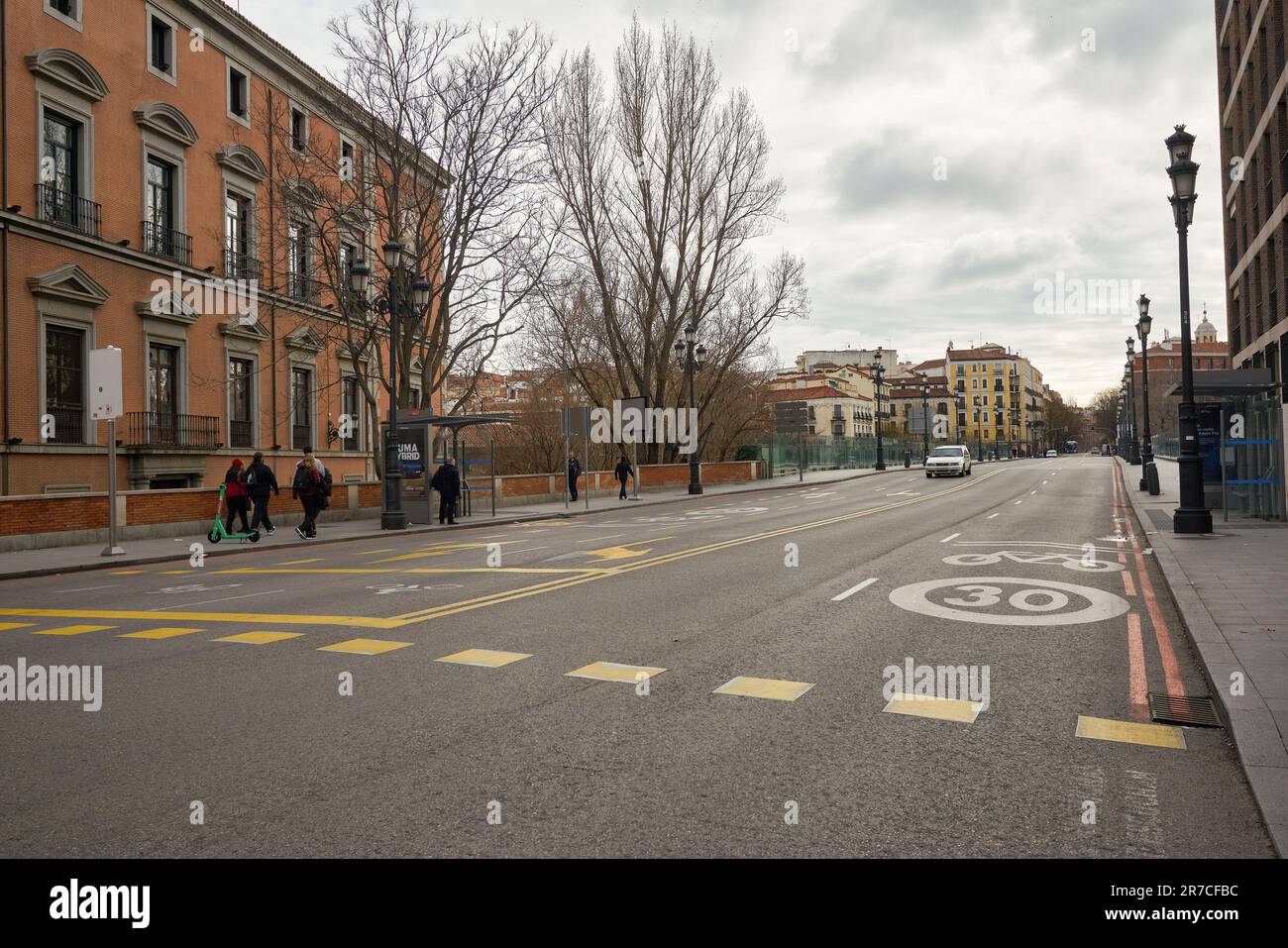MADRID, ESPAGNE - VERS JANVIER 2020 : vue de madrid au niveau de la rue. Banque D'Images