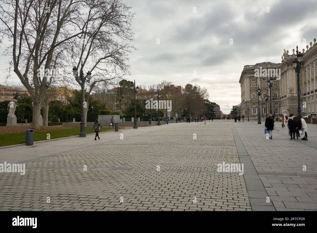 MADRID, ESPAGNE - VERS JANVIER 2020 : vue de madrid au niveau de la rue. Banque D'Images