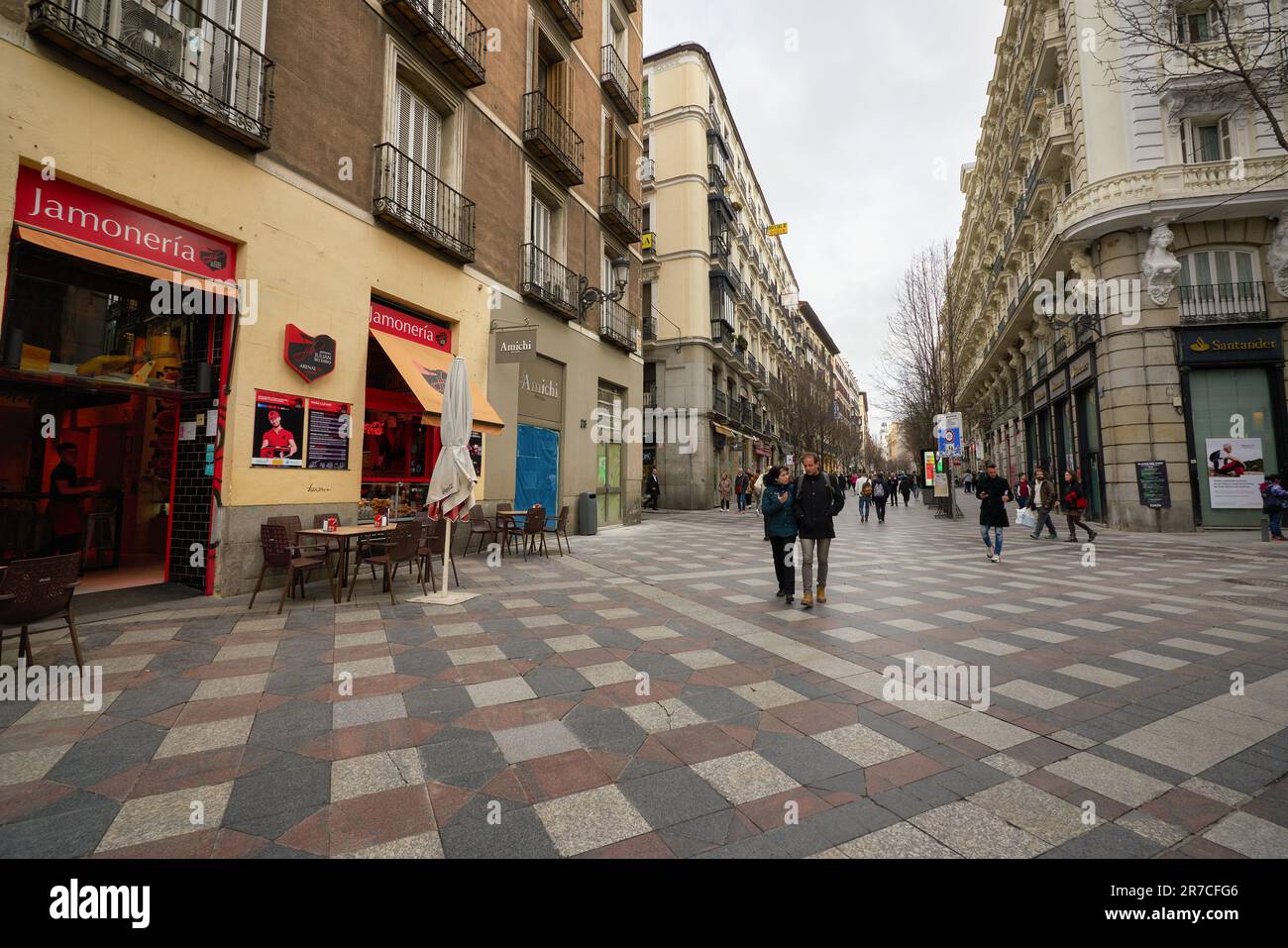 MADRID, ESPAGNE - VERS JANVIER 2020 : vue de madrid au niveau de la rue. Banque D'Images