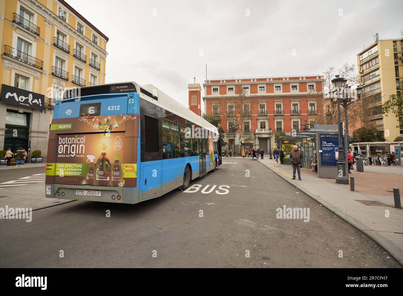MADRID, ESPAGNE - VERS JANVIER 2020 : vue de madrid au niveau de la rue. Banque D'Images
