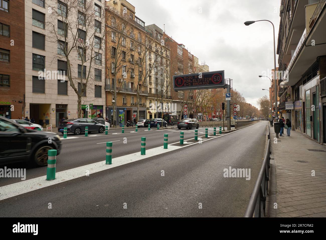 MADRID, ESPAGNE - VERS JANVIER 2020 : vue de madrid au niveau de la rue. Banque D'Images