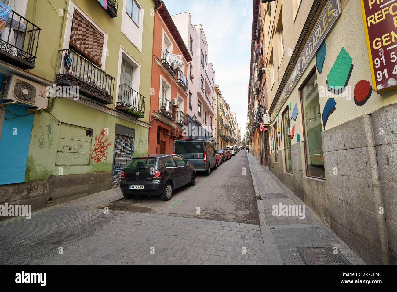 MADRID, ESPAGNE - VERS JANVIER 2020 : vue de madrid au niveau de la rue. Banque D'Images