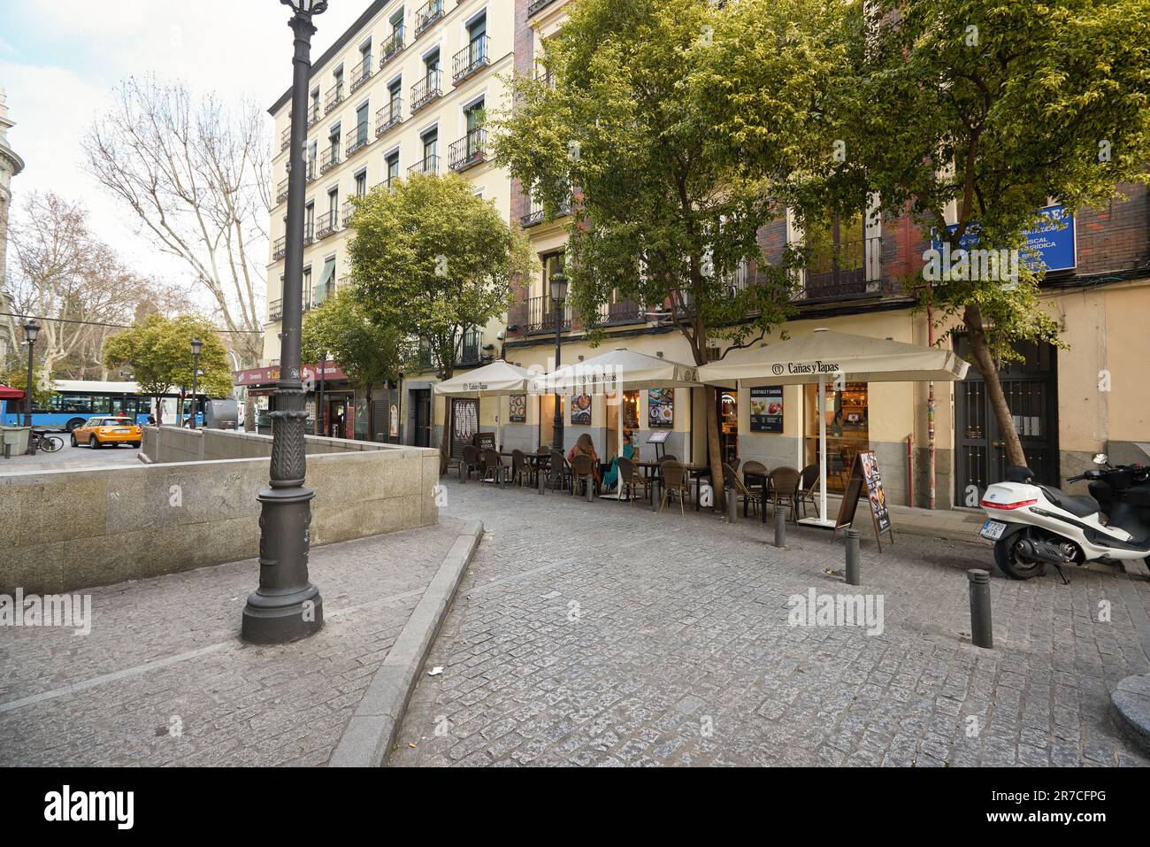 MADRID, ESPAGNE - VERS JANVIER 2020 : vue de madrid au niveau de la rue. Banque D'Images
