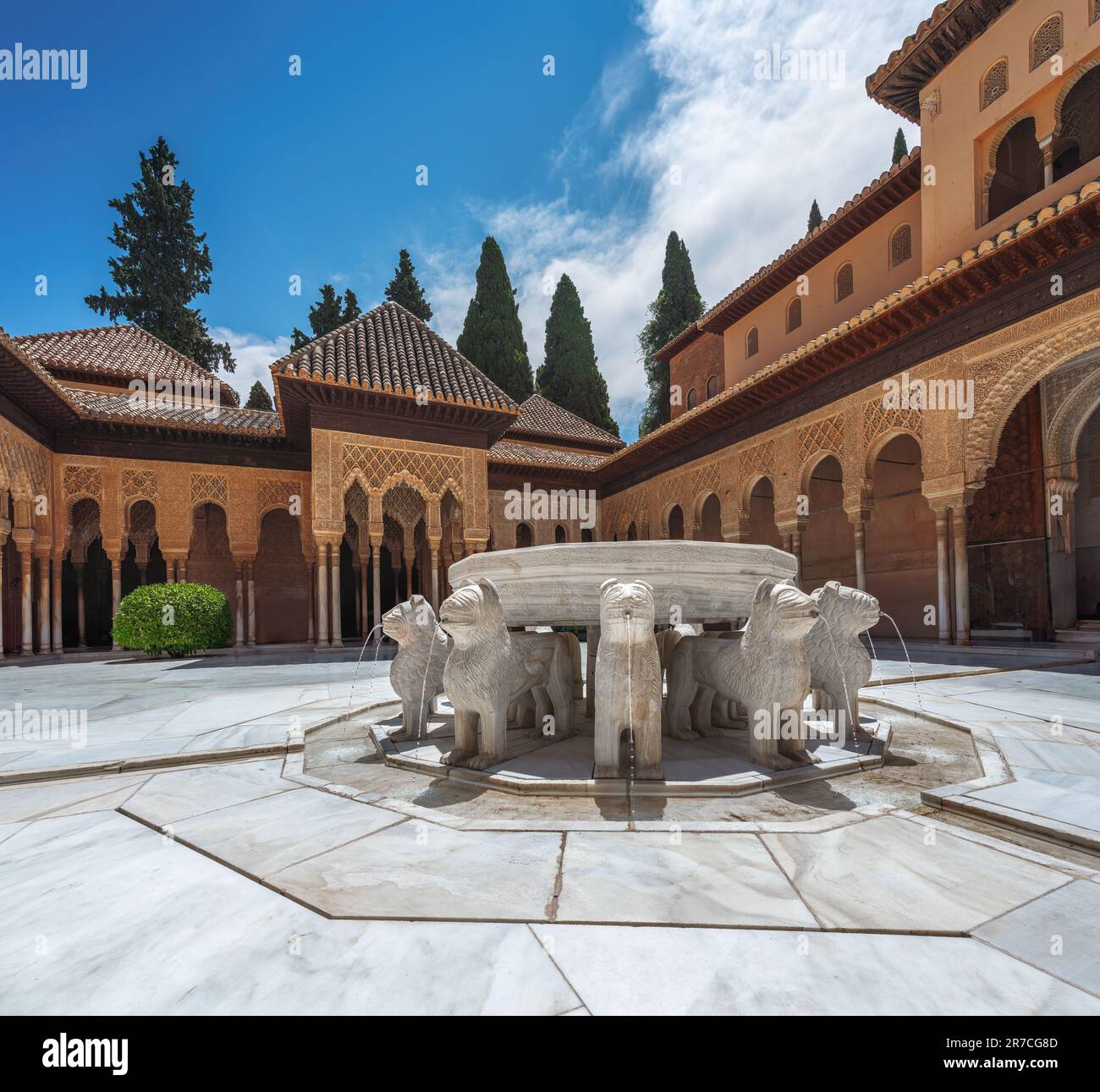 Cour des Lions (patio de los Leones) avec fontaine aux palais Nasrides de l'Alhambra - Grenade, Andalousie, Espagne Banque D'Images