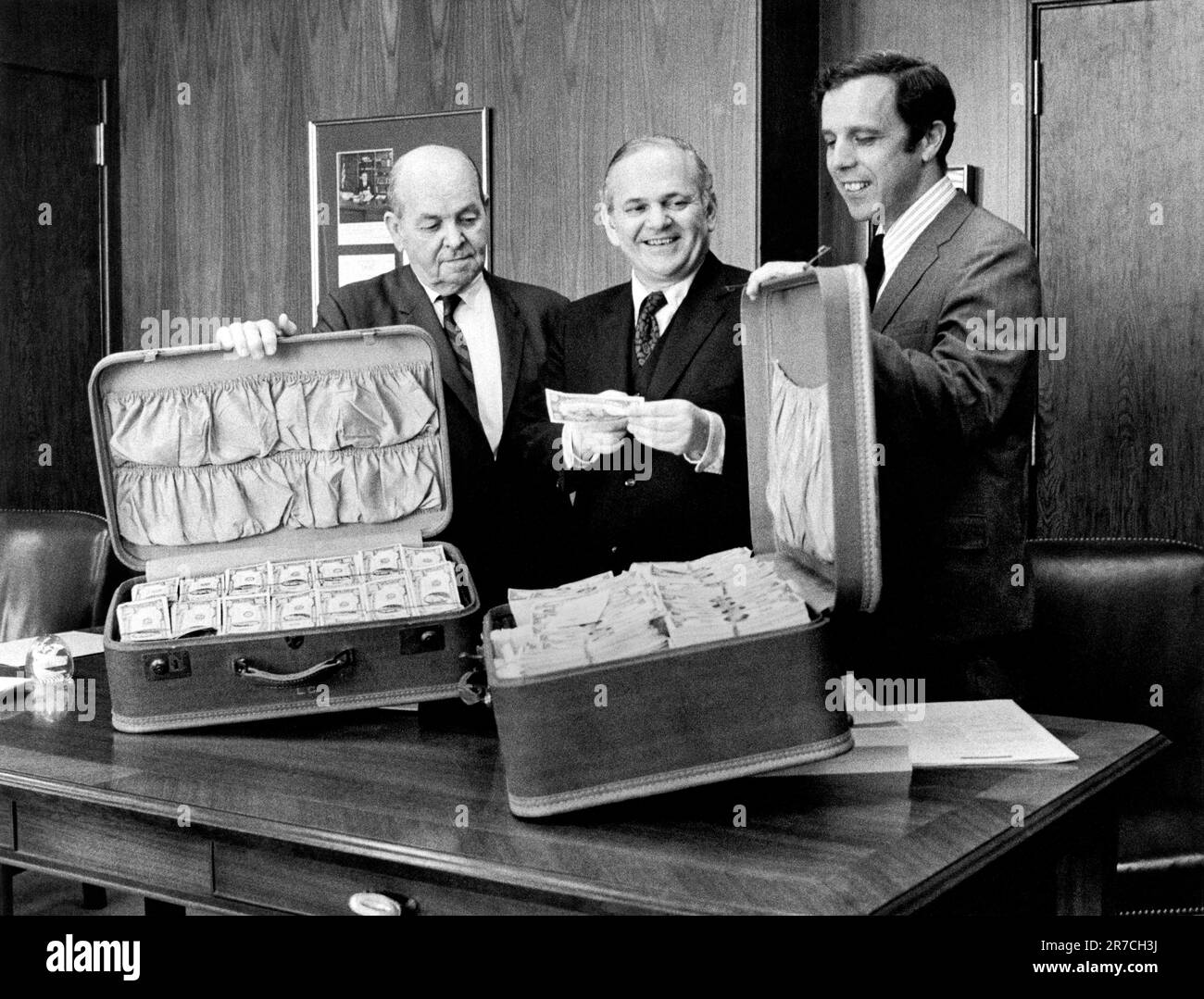 New York, New York: 8 mai 1972. Un agent du service secret, les États-Unis Le procureur, et le procureur de district montrent deux valises d'argent de contrefaçon capturé. Banque D'Images