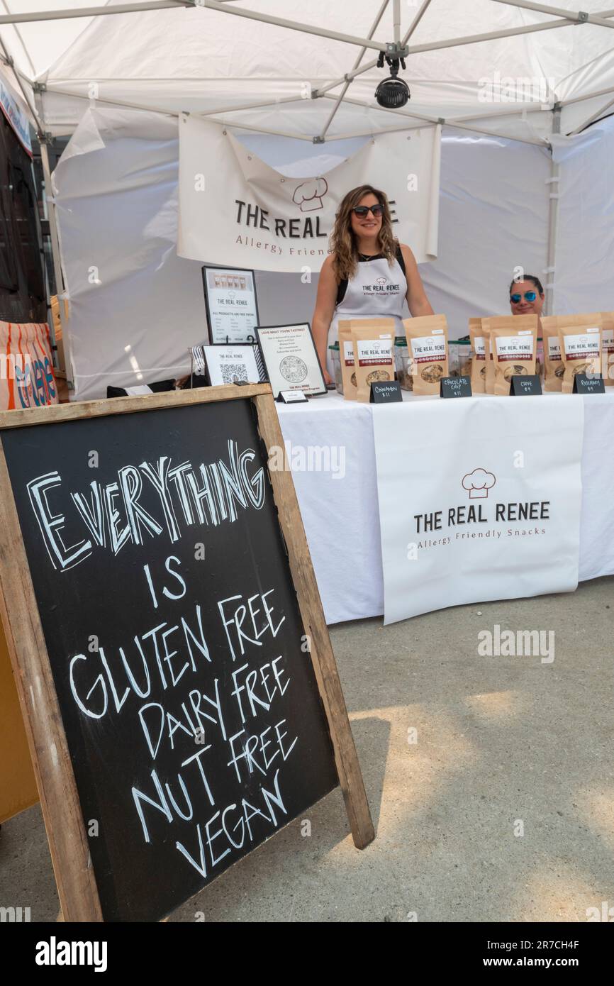 Detroit, Michigan - VegFest a attiré des milliers de personnes vers le marché de l'est pour des démonstrations de cuisine et des aliments végétariens. L'événement a été parrainé par VegMichi Banque D'Images