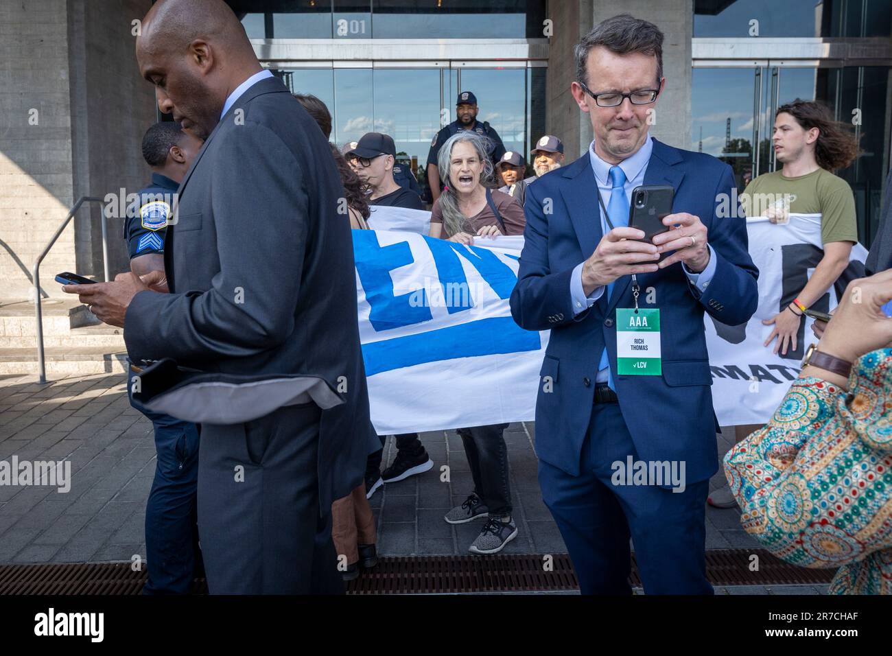 Washington, États-Unis, 14, juin 2023. Les membres du Climate Defiance protestent contre le président Joe Biden devant le lieu où il est prévu de prendre la parole à la collecte de fonds de la Ligue des électeurs pour la conservation, mercredi, 14 juin 2023 à Washington. Le président Biden a récemment signé la loi Mountain Valley Pipeline, qui pourrait transporter 2 000 000 000 pieds cubes par jour de gaz fracturé.Credit: Eric Kayne/Alamy Live News Banque D'Images