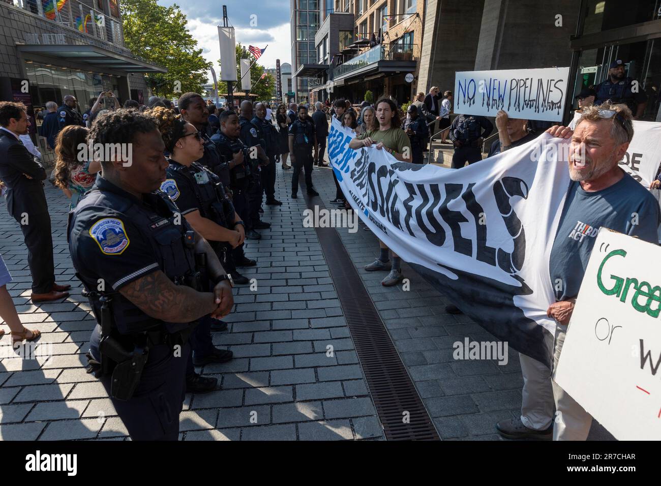 Washington, États-Unis, 14, juin 2023. Les membres du Climate Defiance protestent contre le président Joe Biden devant le lieu où il est prévu de prendre la parole à la collecte de fonds de la Ligue des électeurs pour la conservation, mercredi, 14 juin 2023 à Washington. Le président Biden a récemment signé la loi Mountain Valley Pipeline, qui pourrait transporter 2 000 000 000 pieds cubes par jour de gaz fracturé.Credit: Eric Kayne/Alamy Live News Banque D'Images