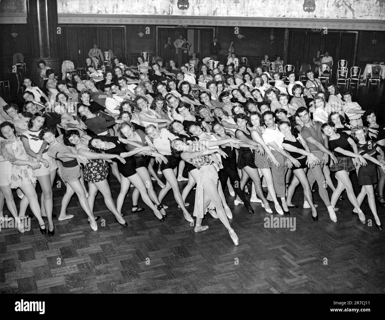 Chicago, Illinois : août 1950. Les membres de l'Association nationale de danse et les artistes affiliés de l'Université des Arts posent pour un portrait de groupe décontracté lorsqu'ils célèbrent leur première année d'existence. Banque D'Images