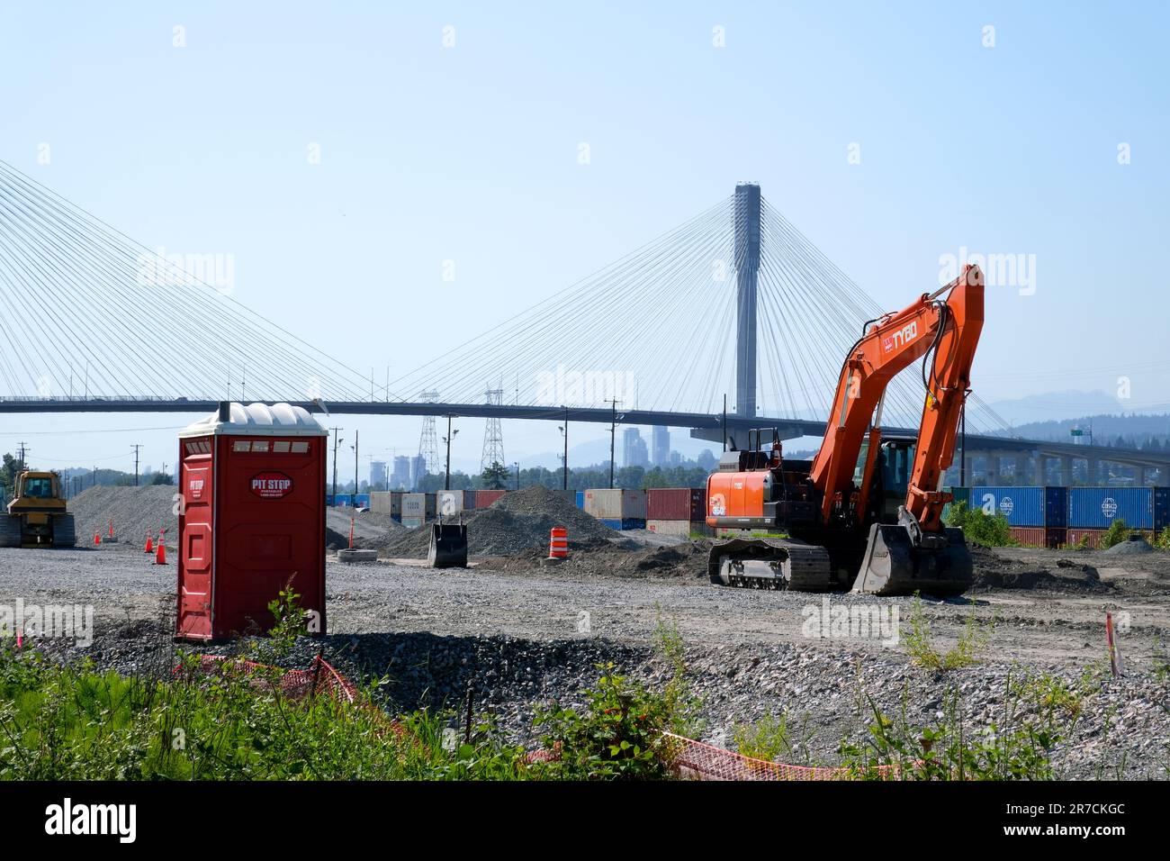 Pont de Port Mann Canada au-dessus du fleuve Fraser en Colombie-Britannique intéressant images inhabituelles de pont de bas en haut de magnifiques câbles blancs étirés soutenir puissant pont ferroviaire Terre sur siphon Canada 2023 Banque D'Images