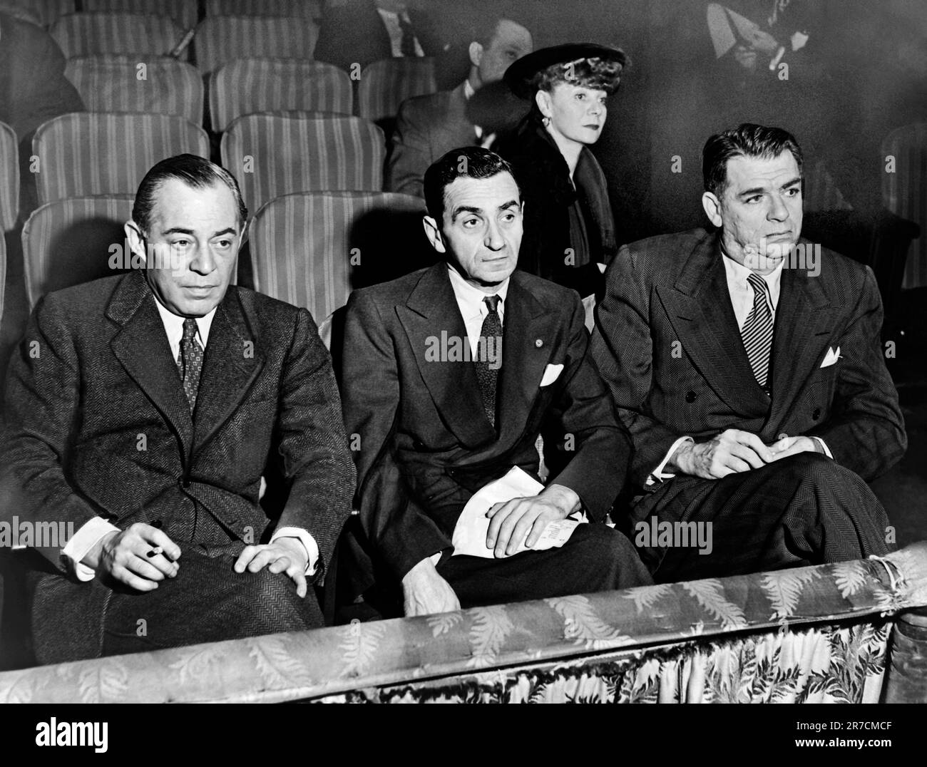 New York, New York: 1948 compositeur/producteur Richard Rodgers, Irving Berlin et Oscar Hammerstein II, avec la chorégraphe Helen Tamiris assis à l'arrière, regardant les howefuls qui sont auditionnés sur la scène de la rue Théâtre James . La photographie est de Al Aumuller. Banque D'Images