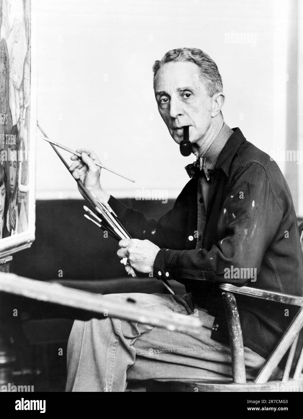 Stockbridge, Massachusetts: c. 1959 peintre renommé de la vie américaine Norman Rockwell travaillant dans son studio. Banque D'Images