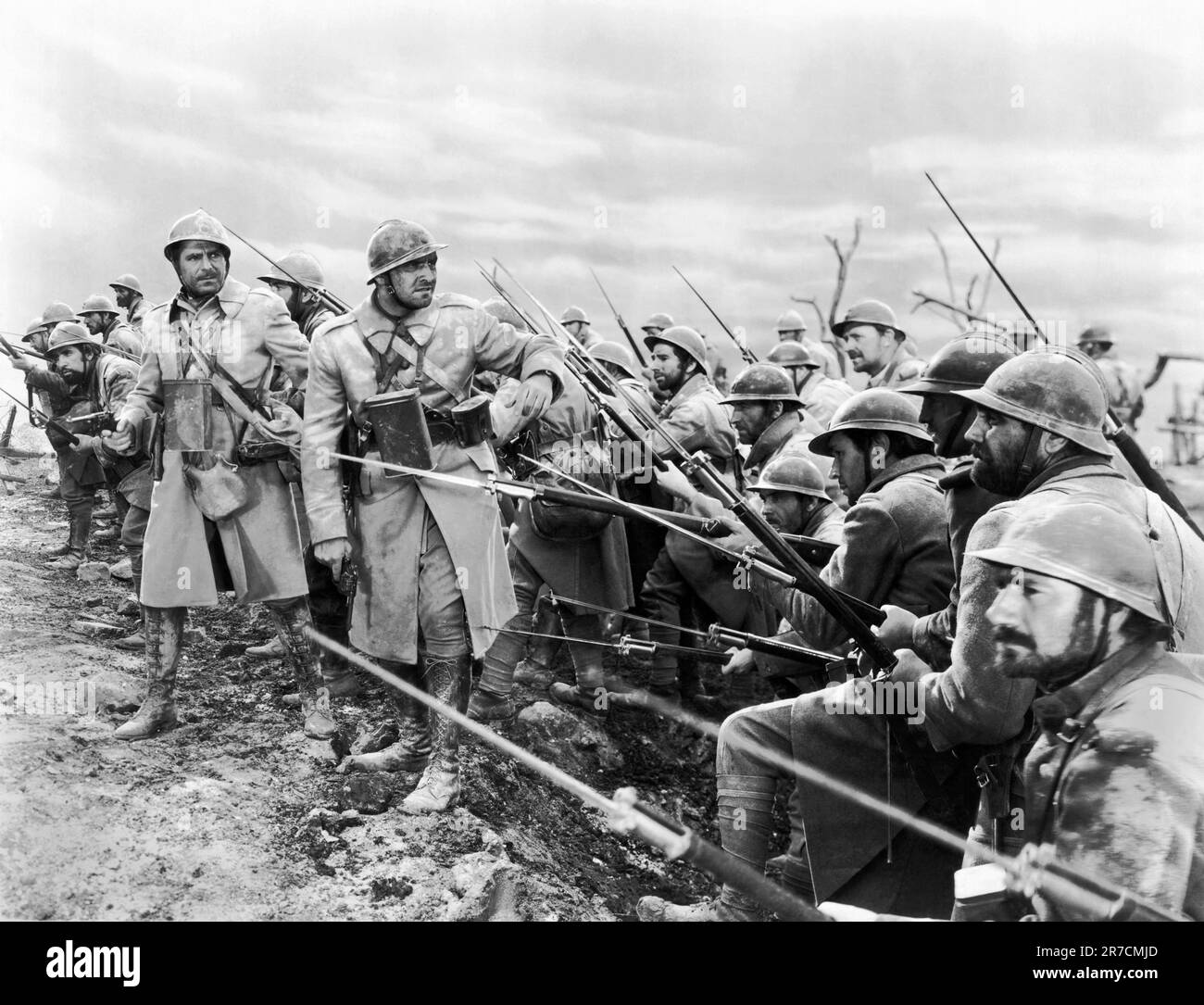 Hollywood, Californie, 1925. Une scène d'un film de la première Guerre mondiale avec les troupes prêtes à attaquer avec les bayonets. Banque D'Images