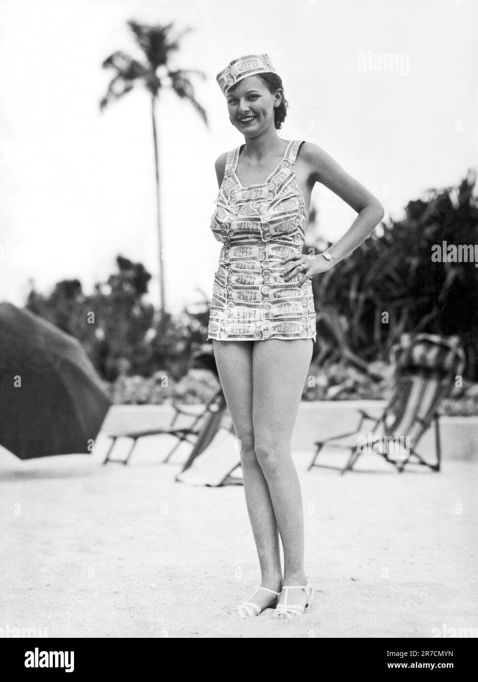 Coral Gables, Floride: 1 mai 1934 Coral Gables 'miss Prosperity' porte un maillot de bain en 'monnaie' comme une caractéristique de la célébration du jour de Henry L. Doherty à l'échelle de l'État dans lequel toute la Floride honorera son leadership dans le retour de l'état à la prospérité. Banque D'Images