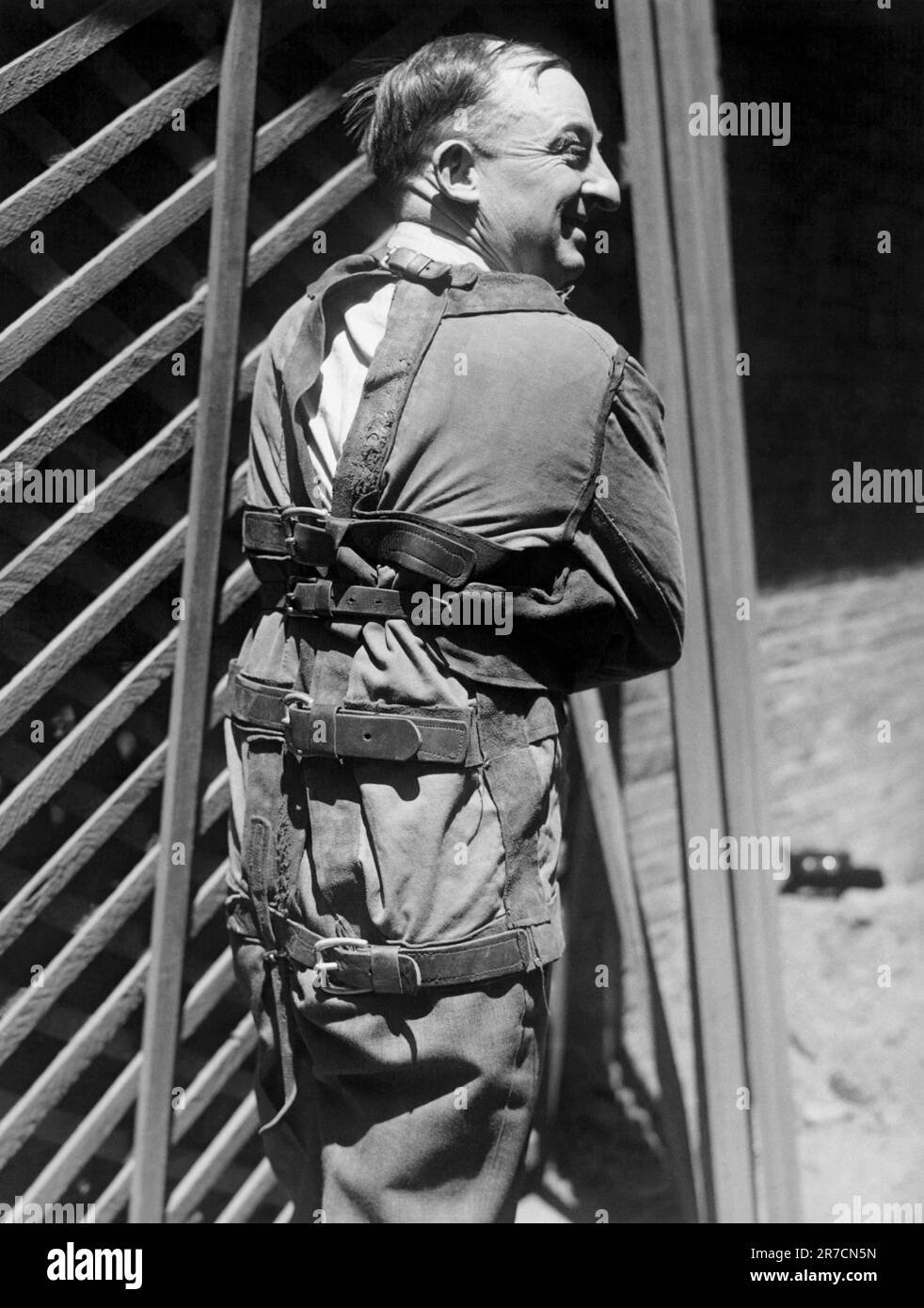 New York, New York: 12 mai 1926 l'illusionniste international, Nicola, dans une camisole de force qui a été étranglée par les présenteurs d'asile officiels locaux. Il a été accroché par des talons à cinquante pieds au-dessus du trottoir de Broadway, et s'est échappé en un temps record. Banque D'Images