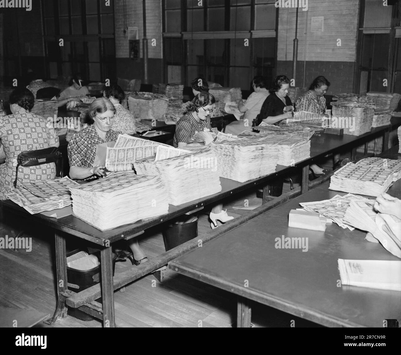 Washington, D.C.: c. 1940 travailleurs dans la section des feuilles d'un dollar du Bureau d'gravure. Banque D'Images