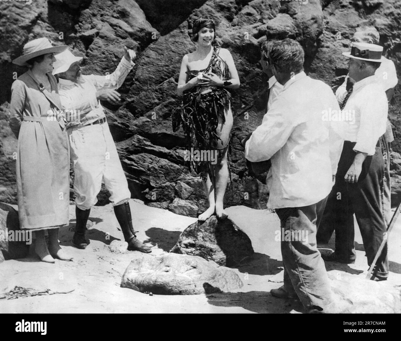Laguna Beach, Californie: 22 juillet 1921 Miss Olive Ann Alcorn est couronnée le "plus beau modèle" par les artistes de Laguna Beach. Le peintre marin Frank Cuprien est le deuxième à partir de la gauche et Karl Yens, un autre artiste réputé, est au premier plan. Banque D'Images