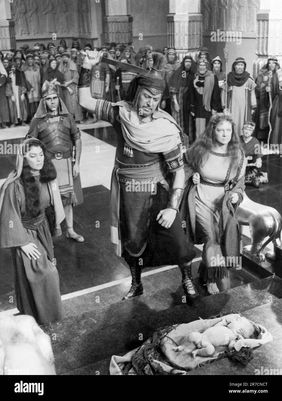 Madrid, Espagne, 1959. Scène du film, 'Solomon and Sheba' où Josiah est sur le point de couper l'enfant en deux sur les ordres du roi Salomon de découvrir laquelle des deux femmes, Sarah et Léa, est la vraie mère. Banque D'Images