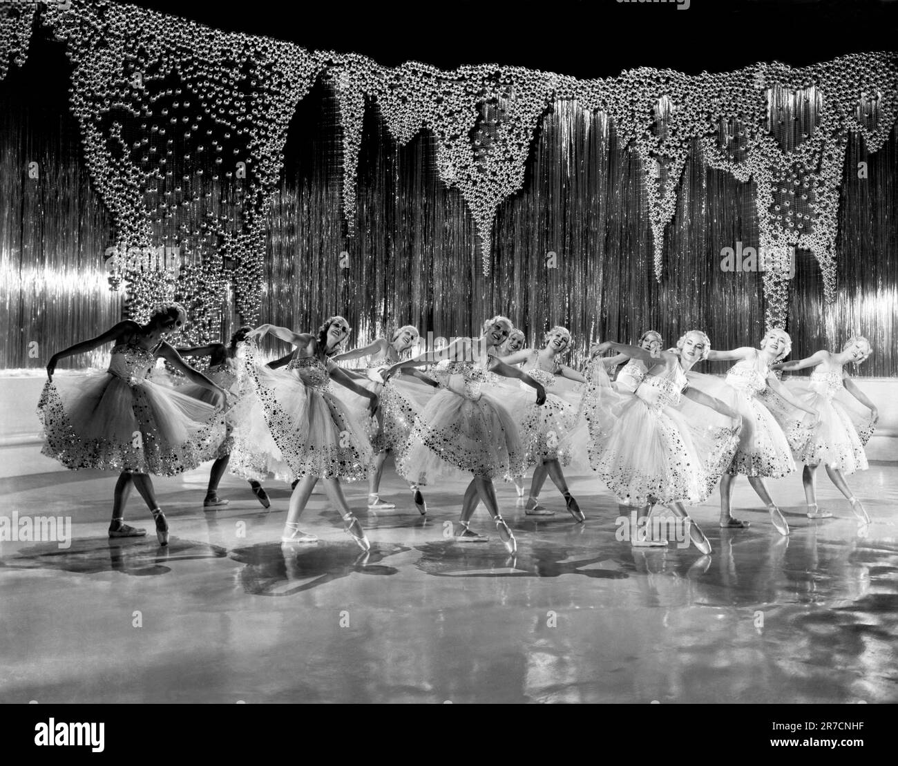 Hollywood, Californie: 1935 Une scène de la comédie musicale MGM, 'Broadway musical, 1936'. Banque D'Images