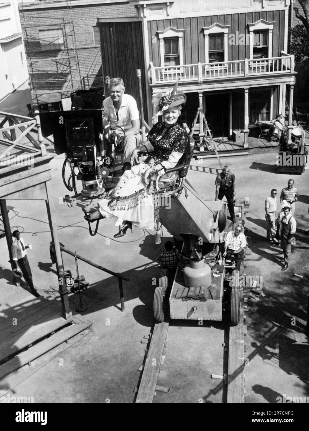 Hollywood, Californie, l'actrice Shirley Booth en 1958 a monté sur une perche de caméra sur le décor de la comédie romantique de Don Hartman, « The Matchmaker ». Banque D'Images