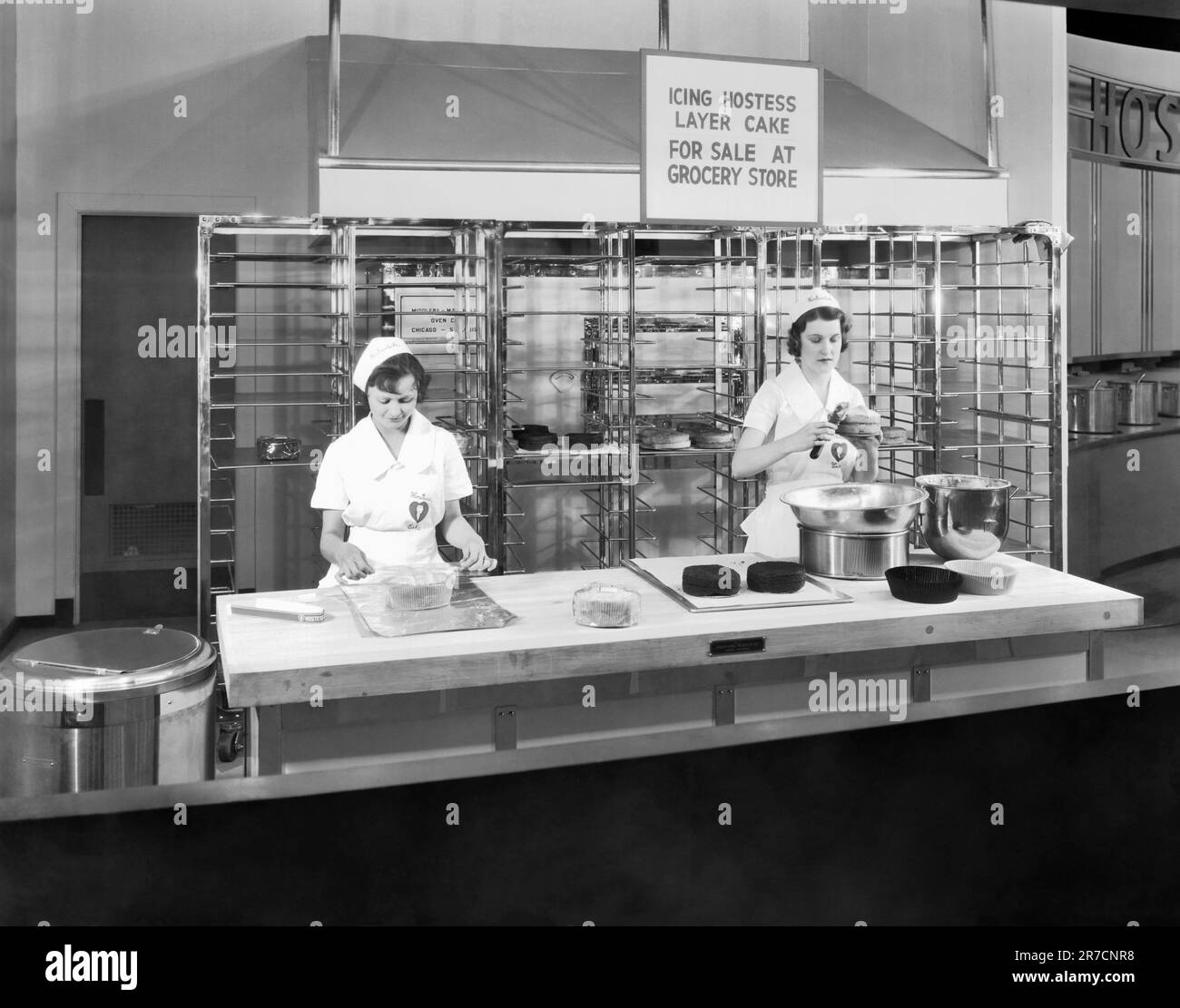 Chicago, Illinois: 1933 The Wonder Bakery ouvriers montrant la glace et l'emballage des gâteaux Hostess au siècle de Progress exposition. Banque D'Images