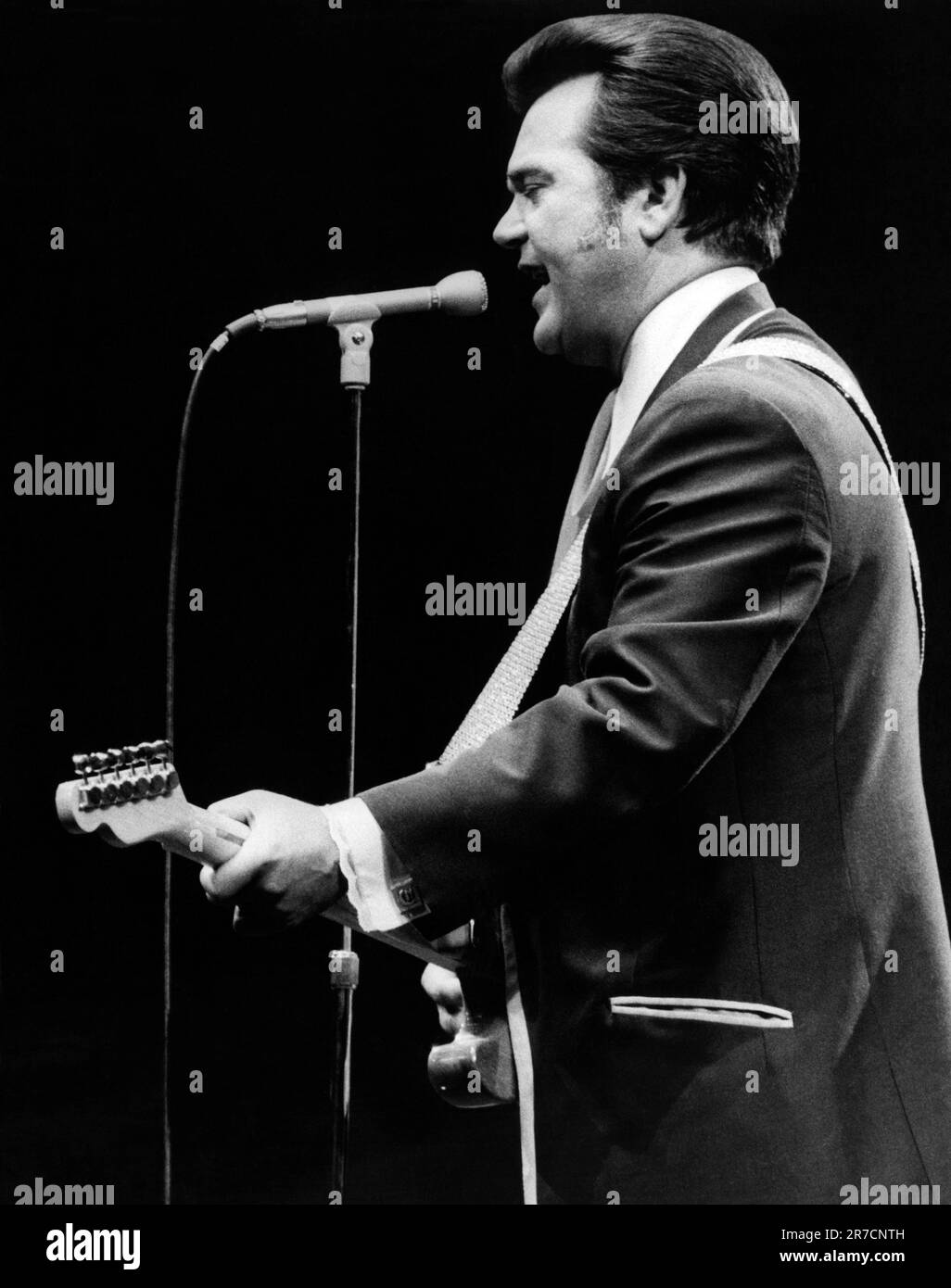 New York, New York, 3 juin 1972. La star de la musique country Conway Twitty se produit au Madison Square Garden. Banque D'Images