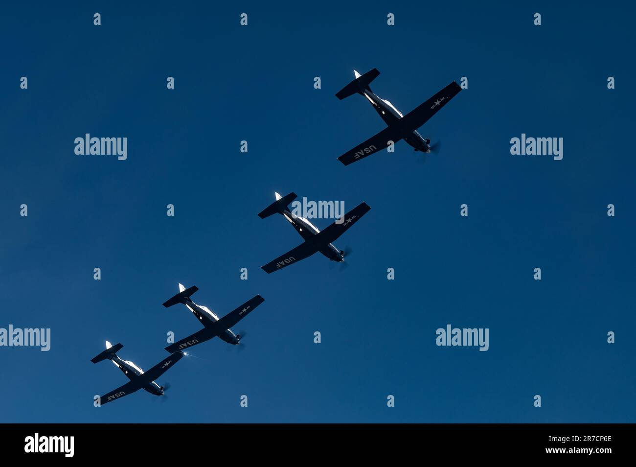 Les pilotes instructeurs de l'escadre d'entraînement en vol de 71st effectuent une formation en vol aux États-Unis Avion de la Force aérienne T-6 Texan II au-dessus d'Enid, Oklahoma, 9 juin 2023. Les pilotes instructeurs participent régulièrement à la formation continue pour conserver leur note d'instructeur et affiner les fondamentaux de vol essentiels pour passer à la prochaine génération de pilotes. (É.-U. Photos de la Force aérienne par le sergent d'état-major Taylor Crul) Banque D'Images