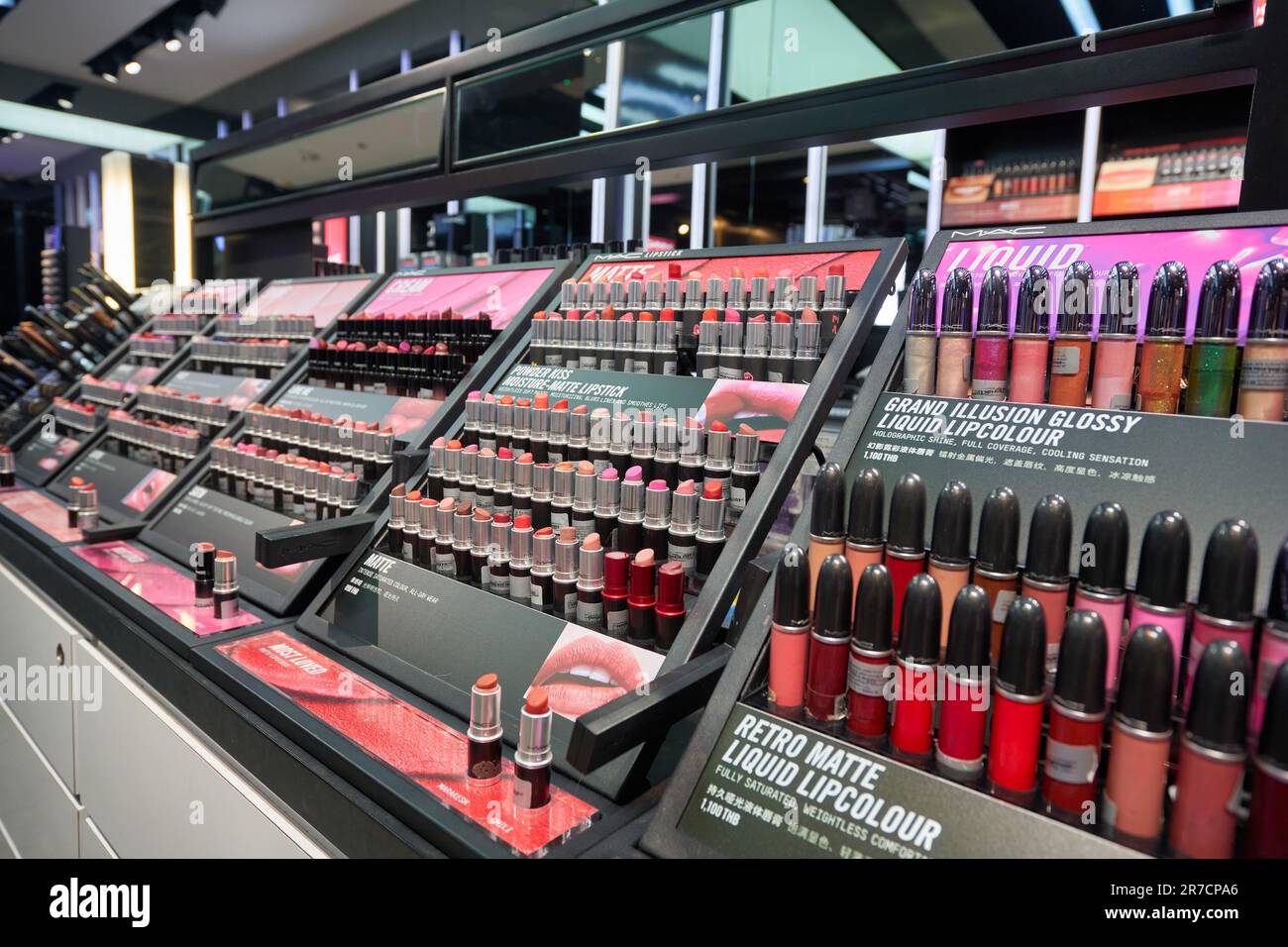 BANGKOK, THAÏLANDE - VERS JANVIER 2020 : les produits MAC sont présentés dans un magasin du centre commercial Siam Center. Banque D'Images