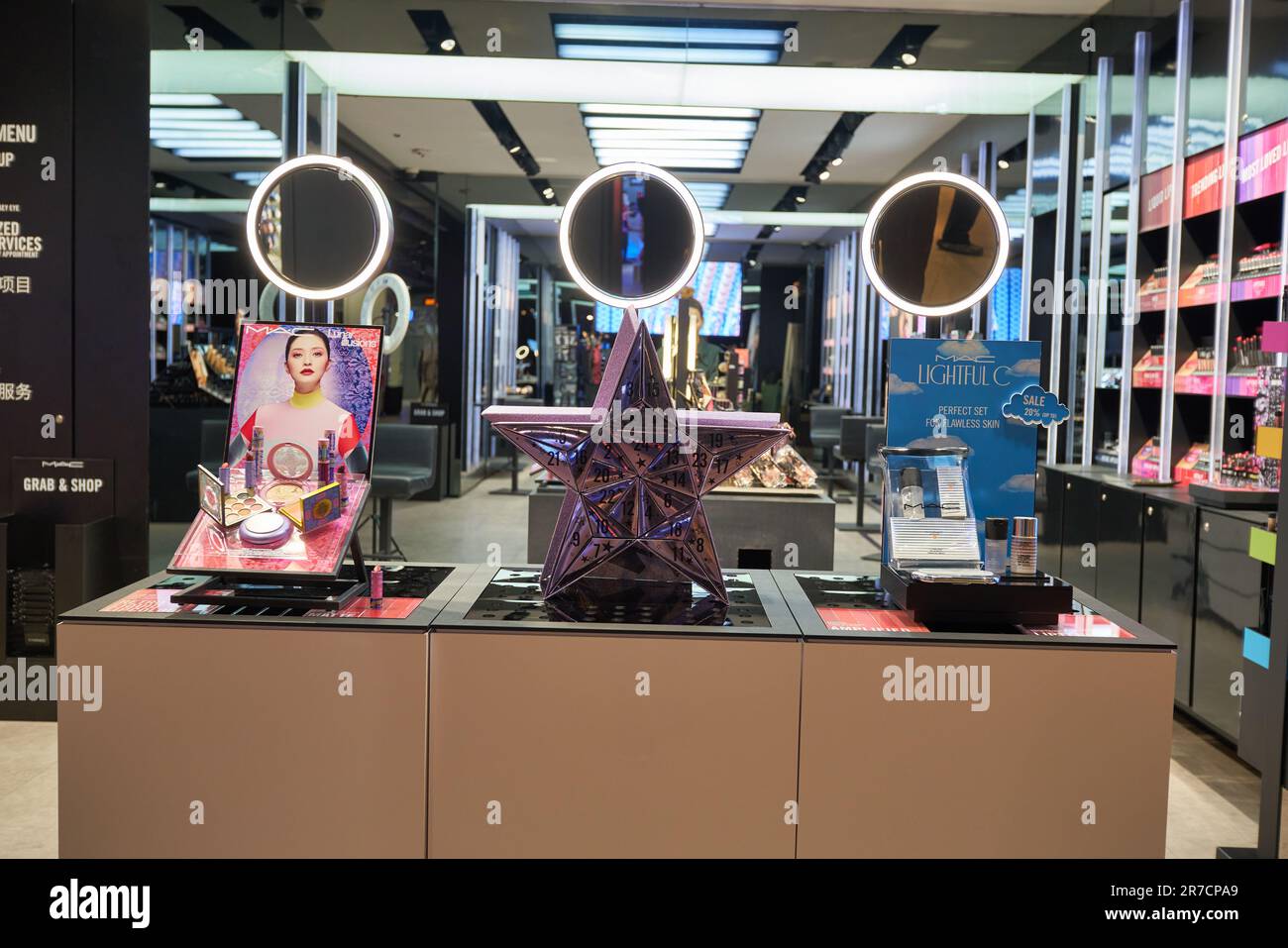 BANGKOK, THAÏLANDE - VERS JANVIER 2020 : les produits MAC sont présentés dans un magasin du centre commercial Siam Center. Banque D'Images