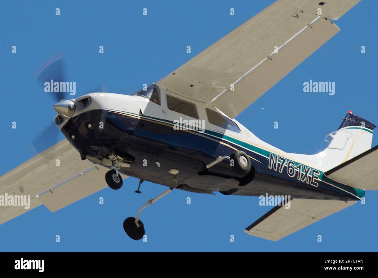 Palm Springs, Californie, États-Unis. 13th mars 2015. Un Cessna 210 débarquant à Palm Springs. (Credit image: © Ian L. Sitren/ZUMA Press Wire) USAGE ÉDITORIAL SEULEMENT! Non destiné À un usage commercial ! Banque D'Images