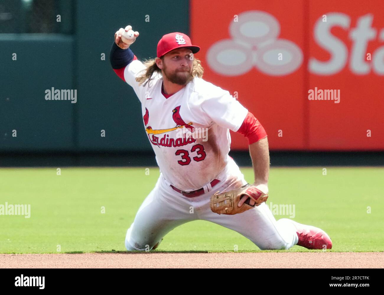 St. Louis, États-Unis. 14th juin 2023. St. Le second baseman de Louis Cardinals Brendan Donovan fait un jet tardif jusqu'à la première base de ses genoux dans le premier repas essayant d'obtenir San Francisco Giants Patrick Bailey au stade Busch à St. Louis, mercredi, 14 juin 2023. Photo par Bill Greenblatt/UPI crédit: UPI/Alay Live News Banque D'Images