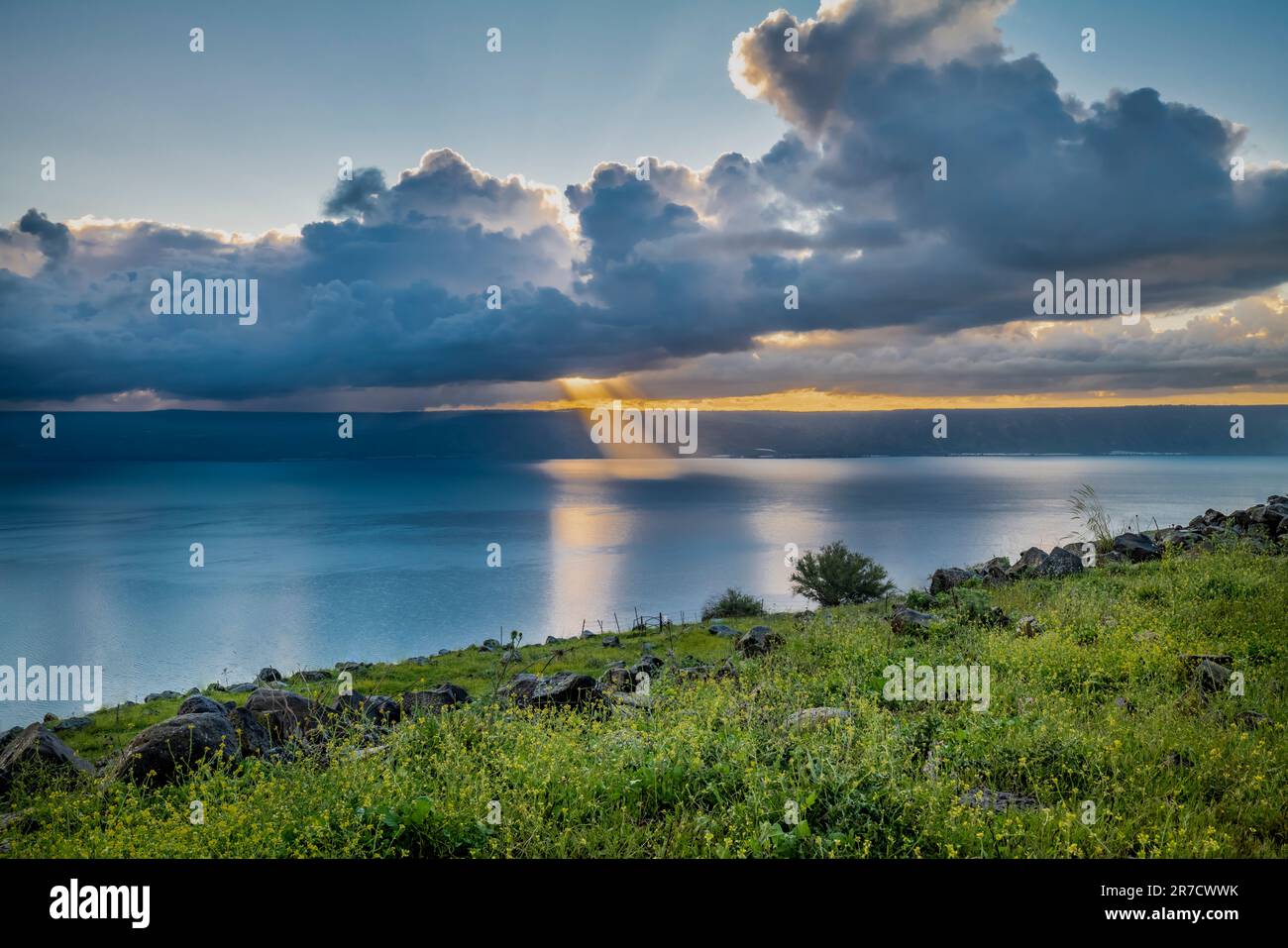 LEVER DU SOLEIL SUR LE MONT ARBEL MER DE GALILÉE ISRAËL Banque D'Images