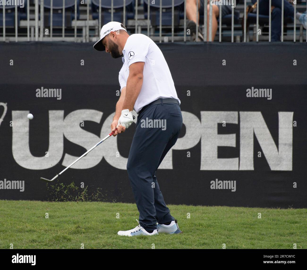 Los Angeles, États-Unis. 14th juin 2023. Jon Rahm jetons de la frange sur le 10th trou vert pendant la ronde d'entraînement pour les 2023 États-Unis Ouvert mercredi au Los Angeles Country Club de Los Angeles, en Californie, à 14 juin 2023. Photo de Mike Goulding/UPI crédit: UPI/Alay Live News Banque D'Images