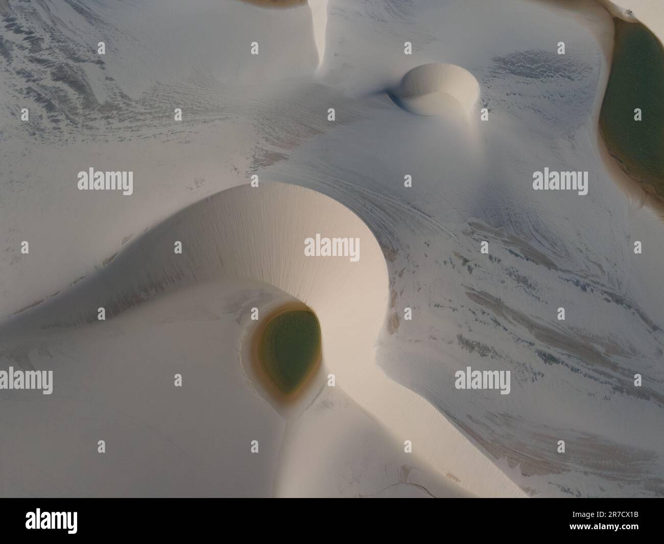 Dunes de sable et lacs d'eau douce du parc national Lençois Maranhenses, au nord-est du Brésil Banque D'Images