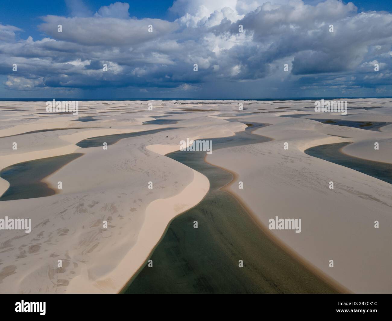 Dunes de sable et lacs d'eau douce du parc national Lençois Maranhenses, au nord-est du Brésil Banque D'Images