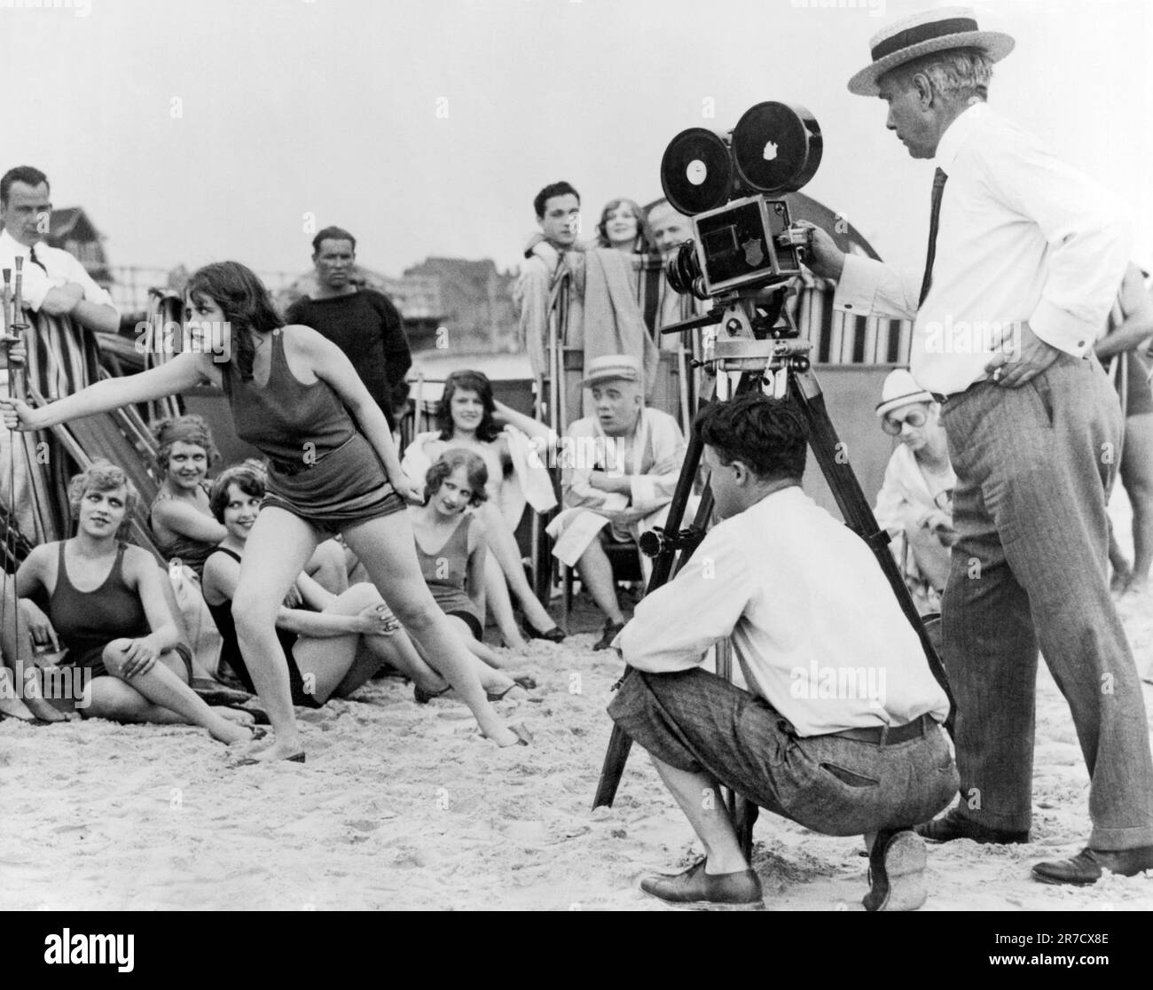 Los Angeles, Californie: c. 1923 Une scène de plage filmée pour un film silencieux. Banque D'Images