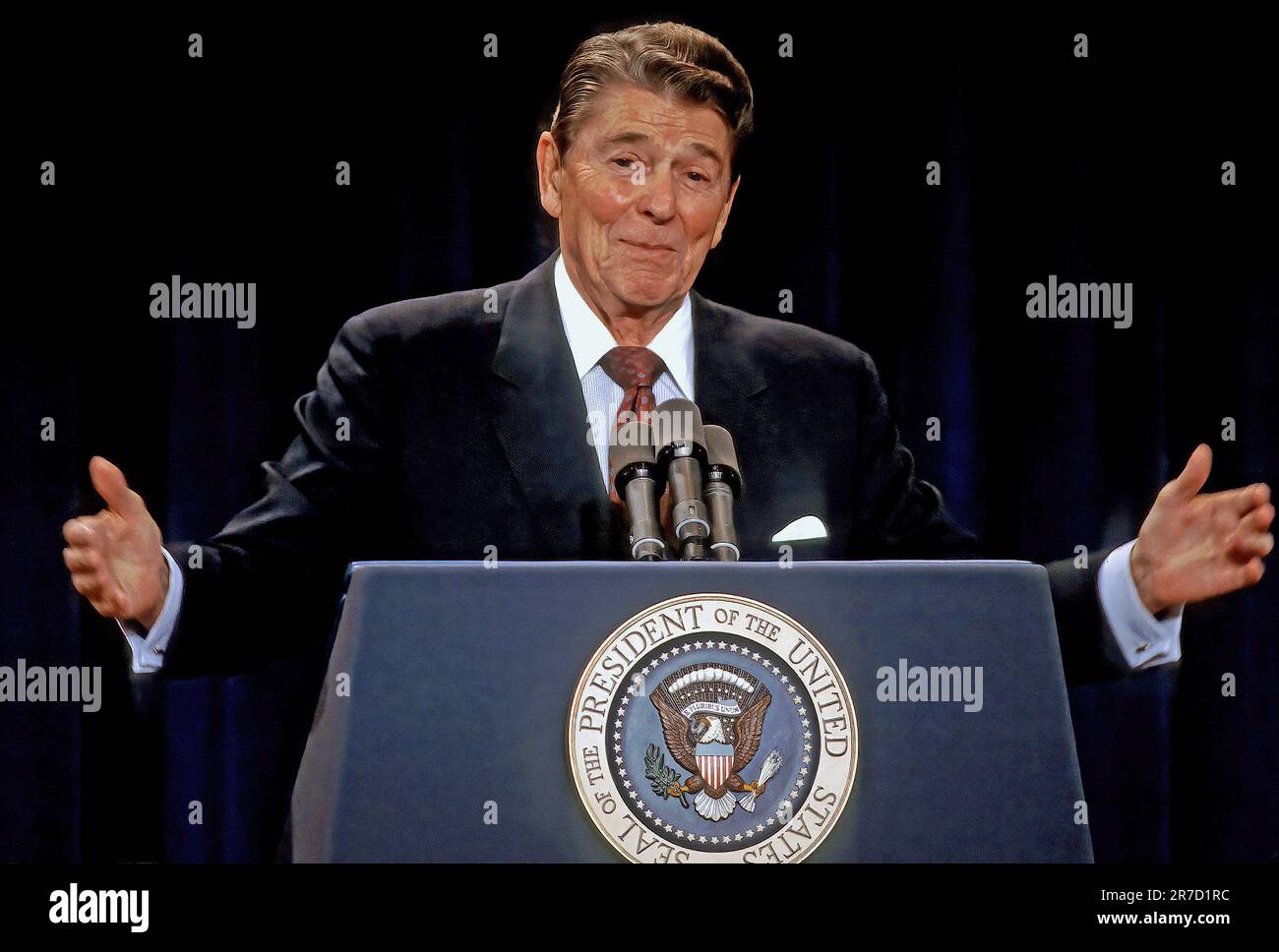 CHICAGO, ILLINOIS - 12 AOÛT 1986 le président américain Ronald Reagan prend des gestes tout en répondant à une question de reporters du podium lors de sa conférence de presse de 38th qui s'est tenue dans la salle de bal de l'hôtel Hyatt Regency lors d'un voyage dans la région de Chicago et lors d'une visite de la foire de l'État à Springfield plus tôt dans la journée. Banque D'Images