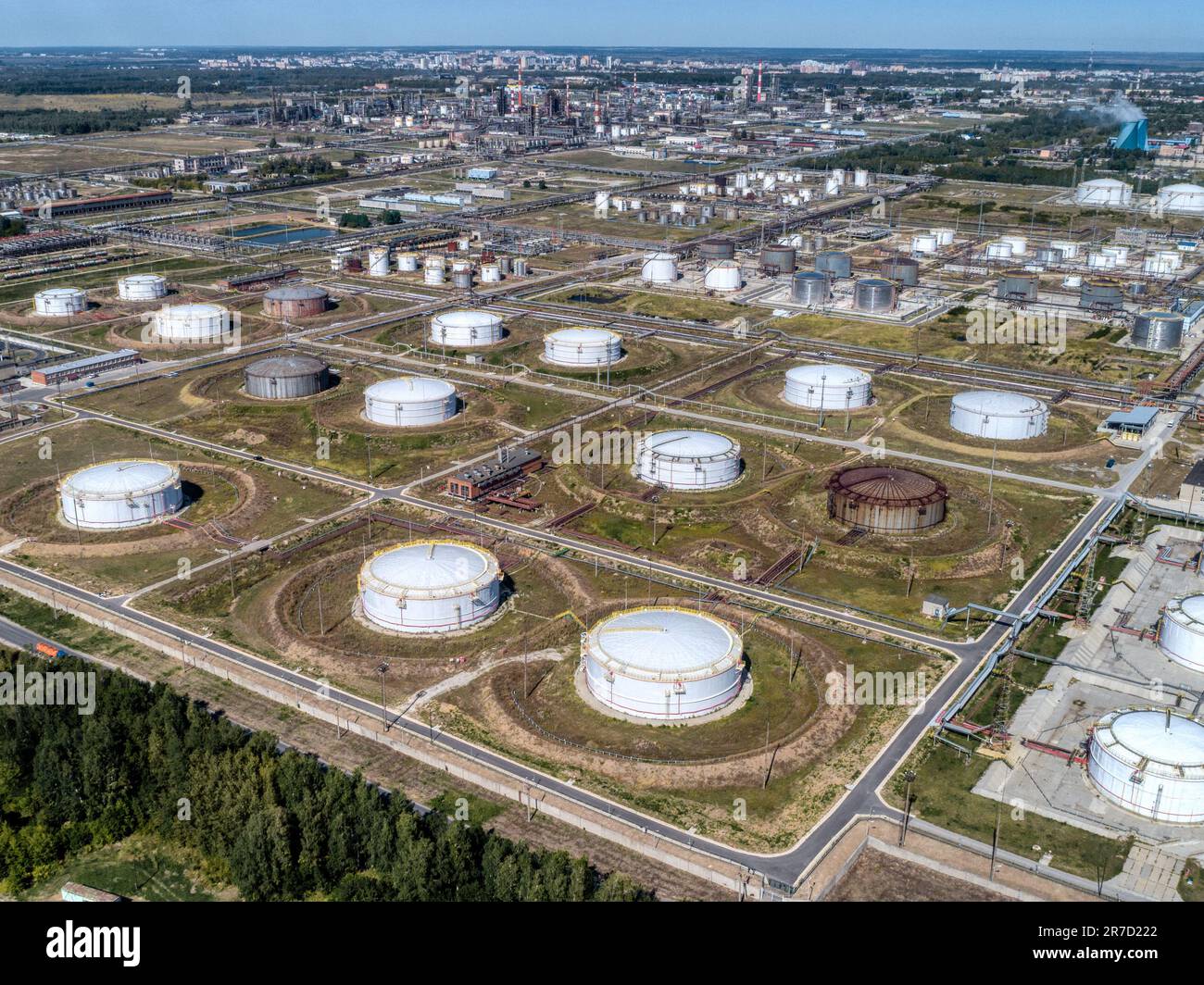 Réservoirs pour le stockage de produits pétrochimiques de raffinerie de pétrole Banque D'Images