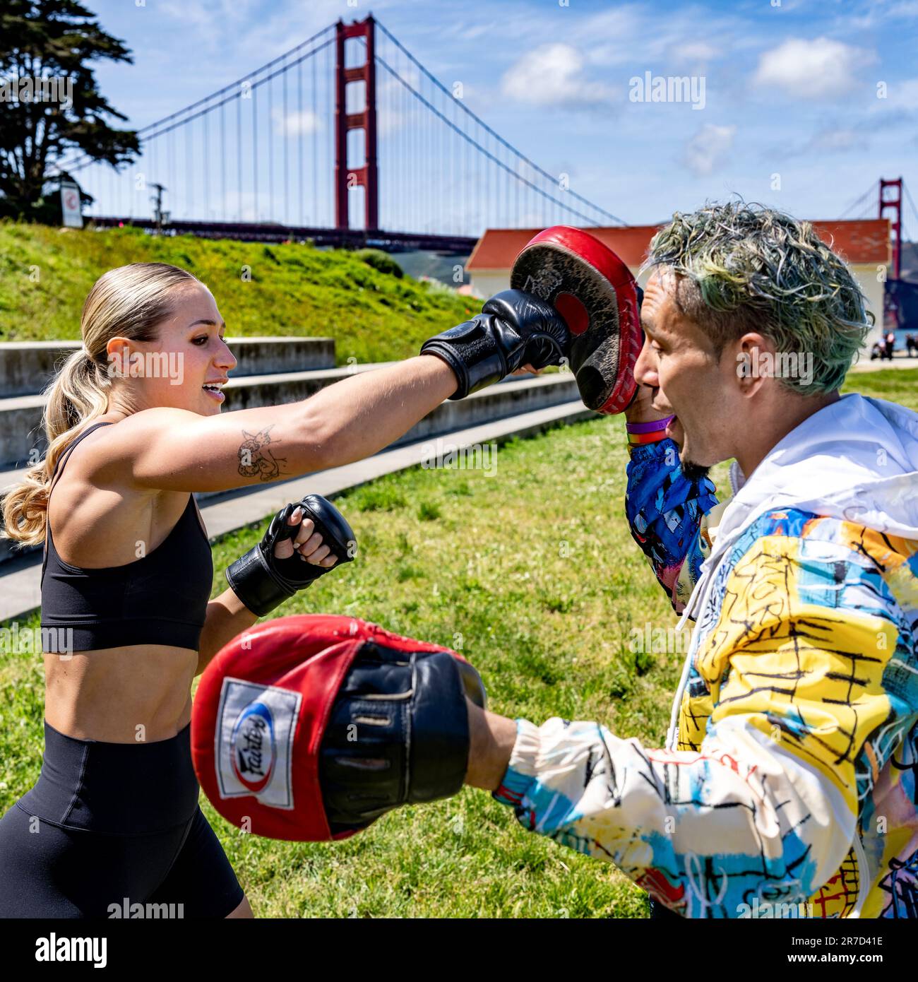 Jeune femme d'entraînement pour MMA près du pont du Golden Gate de San Francisco Banque D'Images